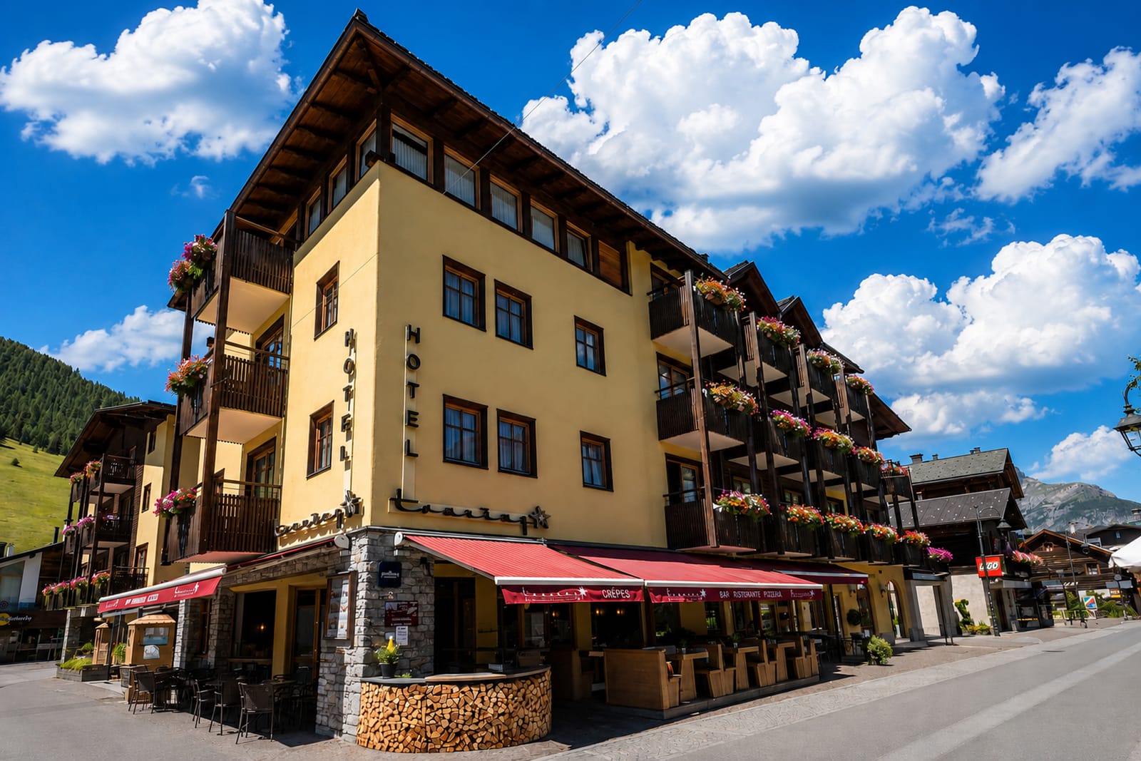 Esterno dell'hotel in estate