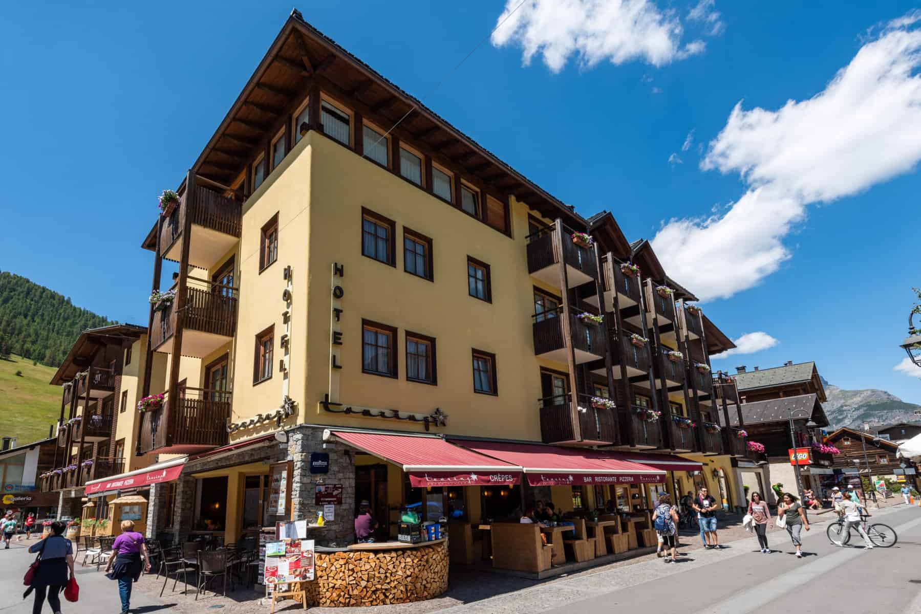 Esterno dell'hotel in estate